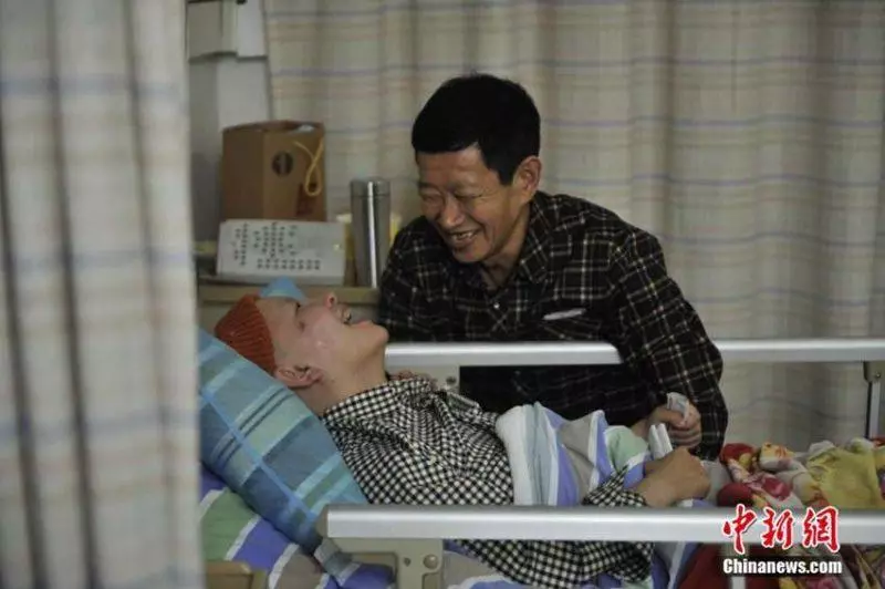 13個讓你「眼睛忍不住泛淚」的最棒父親 單身爸為了參加母親節活動...形象都不顧了!