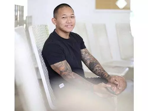 新加坡:撿到5萬新元交還顧客,「紋身男」背後的故事更勵志!