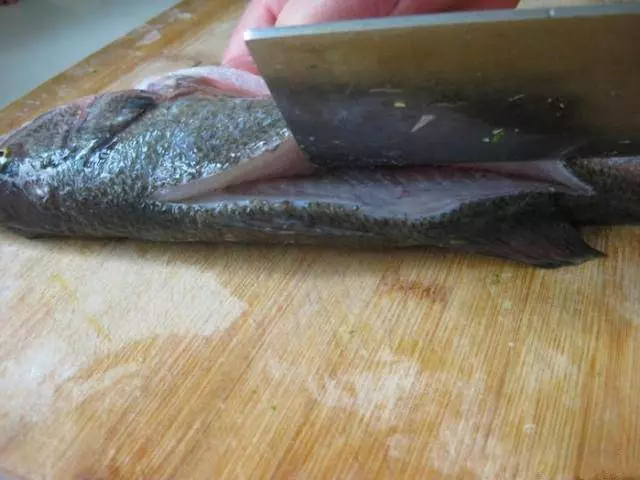 「蒸魚千萬別抹鹽」!用這招保證蒸好的魚沒腥味,而且鮮美無比!!