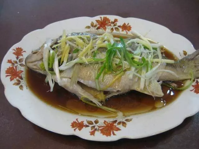 「蒸魚千萬別抹鹽」!用這招保證蒸好的魚沒腥味,而且鮮美無比!!