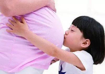 產婦生完孩子,產房外只有5歲女兒等著,護士看到孩子手心後哭了