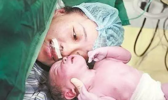 產婦生完孩子,產房外只有5歲女兒等著,護士看到孩子手心後哭了