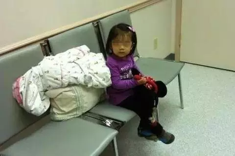 產婦生完孩子,產房外只有5歲女兒等著,護士看到孩子手心後哭了