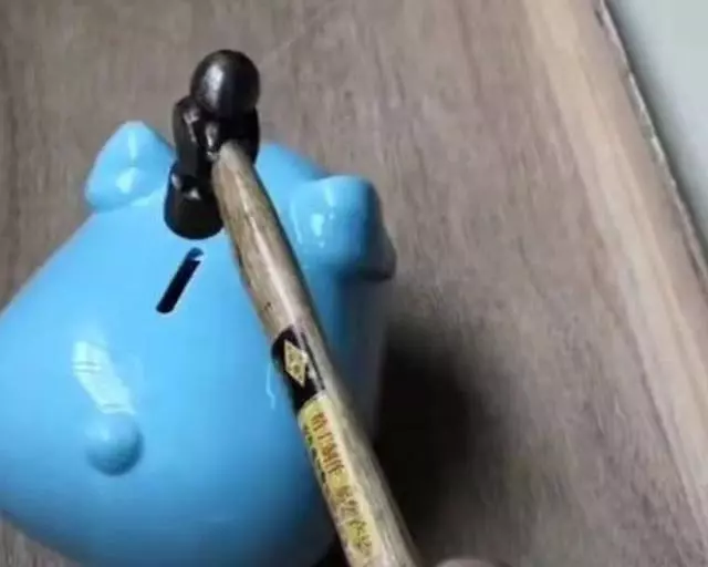 兒子考了全班第一,媽媽砸開存錢罐給獎勵,一錘子下去不淡定了