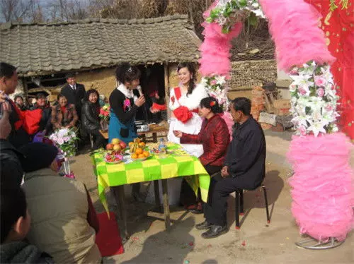 她被拐賣到鄉下給光棍當老婆,第二天醒來,選擇跟光棍永遠在一起