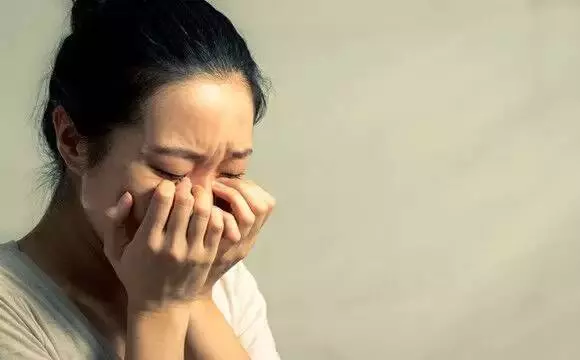 她被拐賣到鄉下給光棍當老婆,第二天醒來,選擇跟光棍永遠在一起