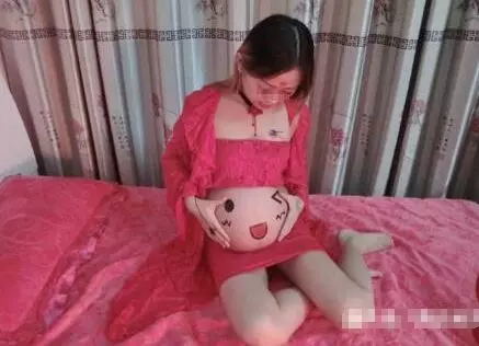 懷孕後母親給五萬,婆婆送袋野菜,嫌髒扔一邊,一周後打開墮了胎