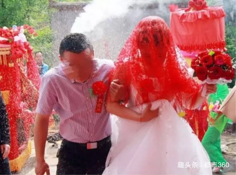 帶兒子參加前夫的婚禮,兒子卻突然喊一聲,新娘臉色大變