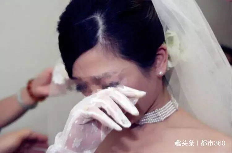 帶兒子參加前夫的婚禮,兒子卻突然喊一聲,新娘臉色大變