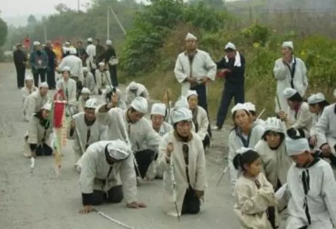 八歲孩子去世,保姆卻不願離開,她亮出身份證,全家蒙了