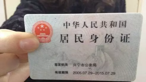 八歲孩子去世,保姆卻不願離開,她亮出身份證,全家蒙了