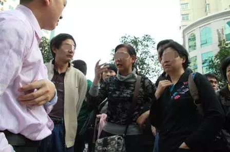 八歲孩子去世,保姆卻不願離開,她亮出身份證,全家蒙了