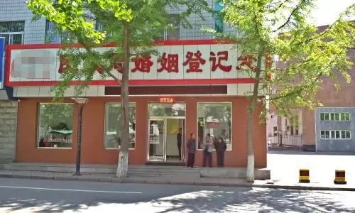 婚後兩年不孕,婆婆將俺趕出家,生兒子後去婆家炫耀,推開門蒙了