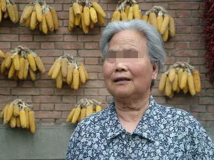 兒媳眼看要生,非讓婆婆去買盆,感覺不對返回,推開門蒙啦