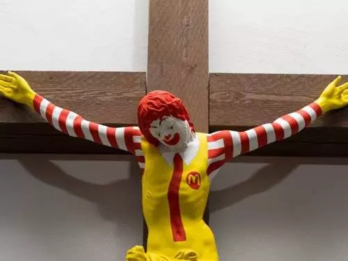 麥當勞叔叔被釘在十字架!耶穌受難麥當勞像 ,阿拉伯裔基督徒要求撤下!