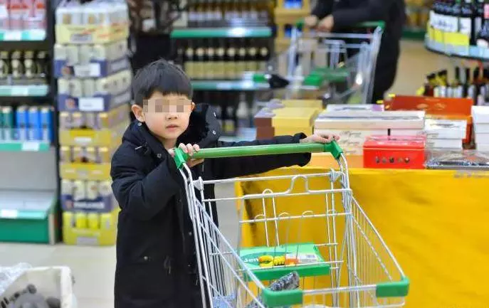 媽媽不給買「就把商品摔爛」,男童超市大哭抗議,霸氣媽媽「用10分鐘教育震憾台灣」網友力贊:小孩就該這樣教