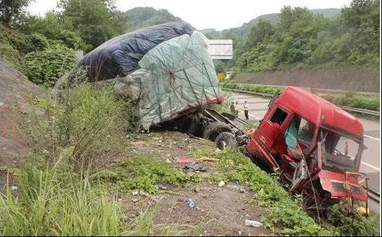貨車剎車失靈直衝下山,丈夫要犧牲自己,讓妻子跳車逃生,就在貨車「撞向山那一時刻」妻子的最後舉動讓老公淚流滿面!