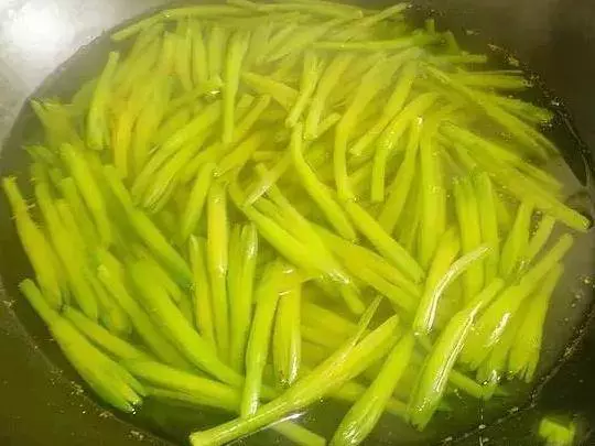 這4種蔬菜一定要焯水,很多人不注意,難怪吃了總是肚子不舒服