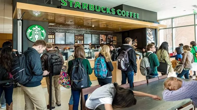 【排隊都大有學問】:為何麥當勞打直排,Starbucks則打橫排?