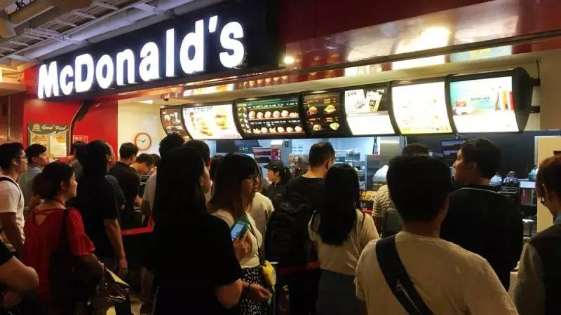 【排隊都大有學問】:為何麥當勞打直排,Starbucks則打橫排?