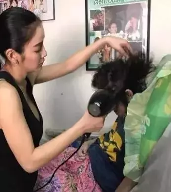 叫了20多年的哥哥竟然是親爸,媽媽其實是奶奶,這女星身世也太狗血了!