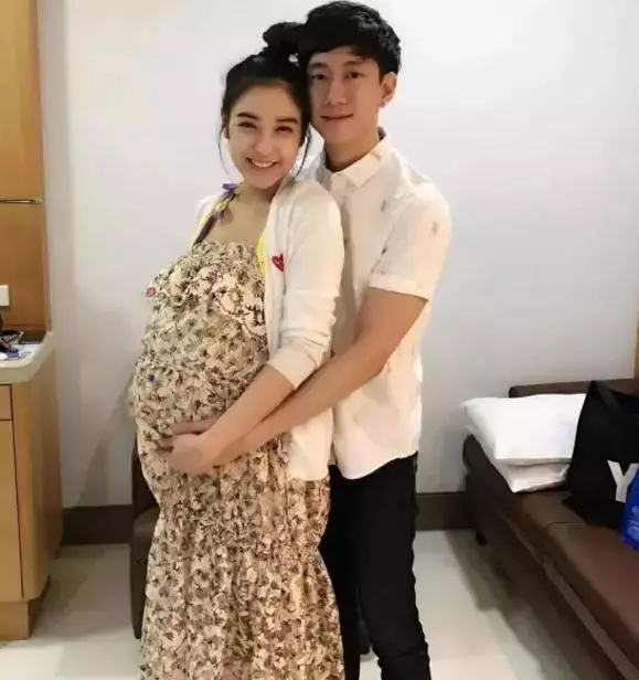 叫了20多年的哥哥竟然是親爸,媽媽其實是奶奶,這女星身世也太狗血了!