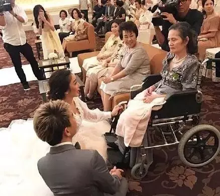 叫了20多年的哥哥竟然是親爸,媽媽其實是奶奶,這女星身世也太狗血了!