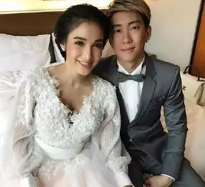 叫了20多年的哥哥竟然是親爸,媽媽其實是奶奶,這女星身世也太狗血了!