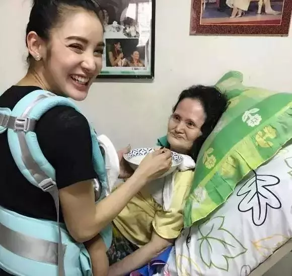 叫了20多年的哥哥竟然是親爸,媽媽其實是奶奶,這女星身世也太狗血了!