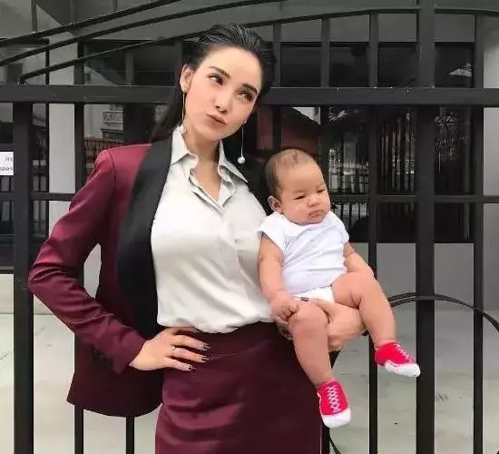 叫了20多年的哥哥竟然是親爸,媽媽其實是奶奶,這女星身世也太狗血了!