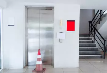 離奇!「求救鈴沒壞...」男子困圖書館電梯狂按沒響,14小時後「內急強破門」,家屬著急報失蹤!
