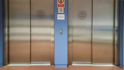 離奇!「求救鈴沒壞...」男子困圖書館電梯狂按沒響,14小時後「內急強破門」,家屬著急報失蹤!