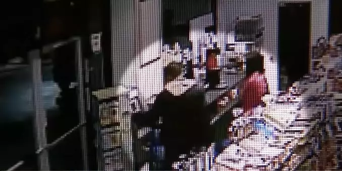 情侶走進便利店,值班店員見女生「手瑟瑟發抖」,「斗膽做出一決定」改變了她的一生!