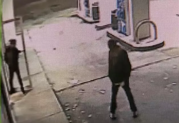 情侶走進便利店,值班店員見女生「手瑟瑟發抖」,「斗膽做出一決定」改變了她的一生!