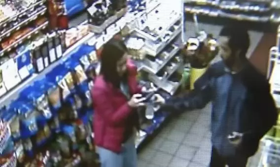 情侶走進便利店,值班店員見女生「手瑟瑟發抖」,「斗膽做出一決定」改變了她的一生!