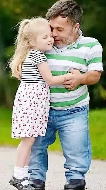父女站一塊像同齡!4歲女孩做保姆「照顧侏儒症父親」,在同學面前自信滿滿從不低頭!