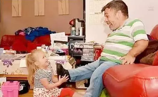 父女站一塊像同齡!4歲女孩做保姆「照顧侏儒症父親」,在同學面前自信滿滿從不低頭!