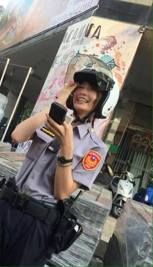 違規騎士遇正妹女警,大膽婉拒「熄火要求」,下秒吐「撩妹金句」逗得女警嬌羞甜笑!