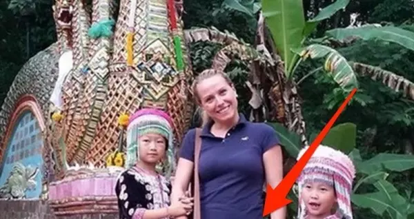 在泰國度假,女子跟當地的民族兒童合照!回家後發現竟拍下了「人性最醜惡的一面...」