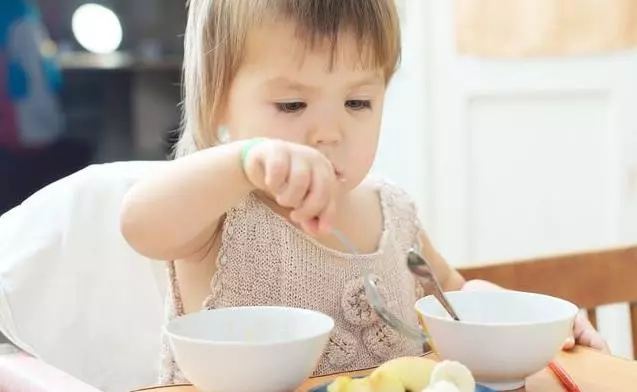 不同月齡寶寶,輔食適合吃什麼?營養專家支招:這樣做他更愛吃