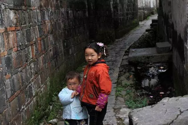 農村父親去世後留下百萬,姐姐高興的拿走全部遺產,回家後卻淚目