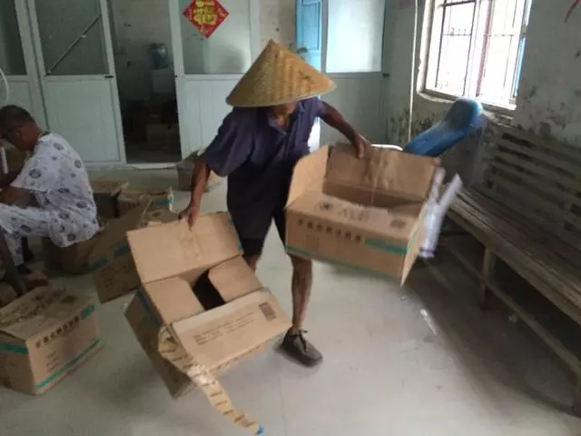 農村父親去世後留下百萬,姐姐高興的拿走全部遺產,回家後卻淚目