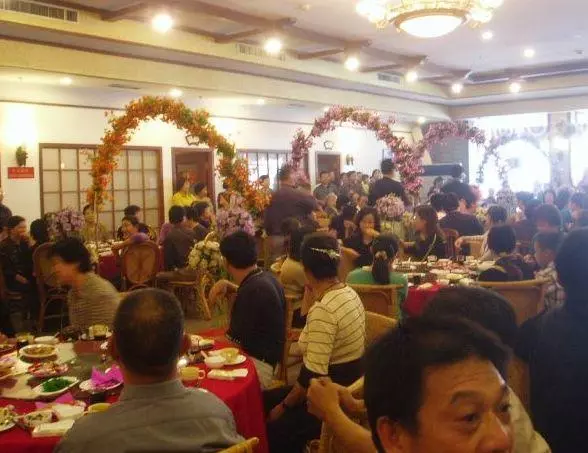 父親去酒店參加女兒婚禮,被賓客嘲笑,老闆來了後賓客臉都綠了