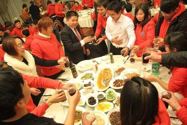 父親去酒店參加女兒婚禮,被賓客嘲笑,老闆來了後賓客臉都綠了