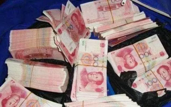 老人撿到一袋鈔票,扛起送到警察局,打開覺得不對勁,調查後萬幸:幸虧沒用!