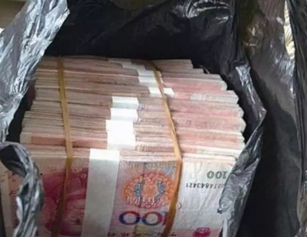 老人撿到一袋鈔票,扛起送到警察局,打開覺得不對勁,調查後萬幸:幸虧沒用!