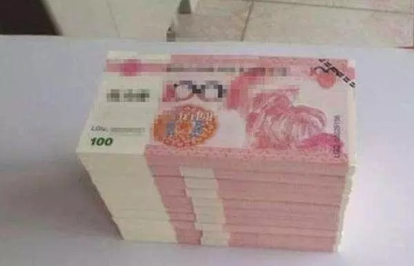 老人撿到一袋鈔票,扛起送到警察局,打開覺得不對勁,調查後萬幸:幸虧沒用!