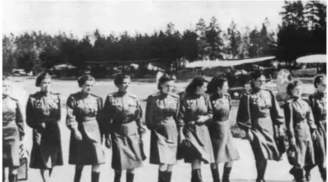 蘇聯女兵穿著裙子上戰場,被俘後死亡率達100%,原因讓人無比心酸!