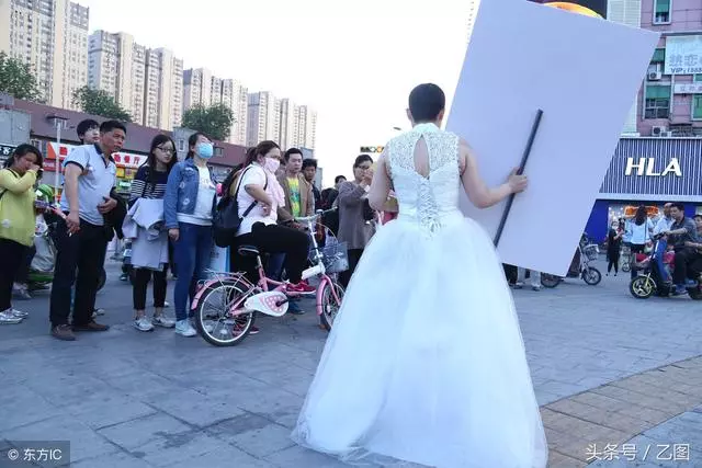 丈夫帶著救命錢消失,絕症女子無奈街頭舉牌通緝丈夫,引發爭議!