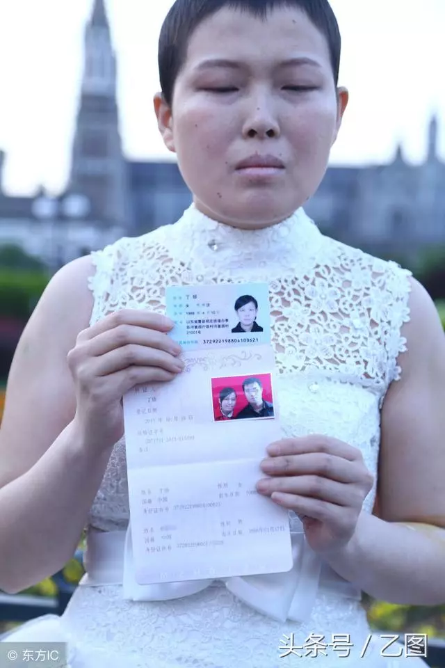 丈夫帶著救命錢消失,絕症女子無奈街頭舉牌通緝丈夫,引發爭議!